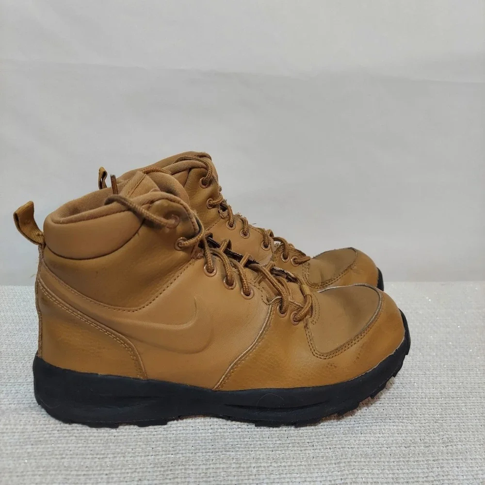 Big Kid's Nike Manoa LTR‎ Wheat/Black (BQ5372 700) Youth 7Y/ Women 8